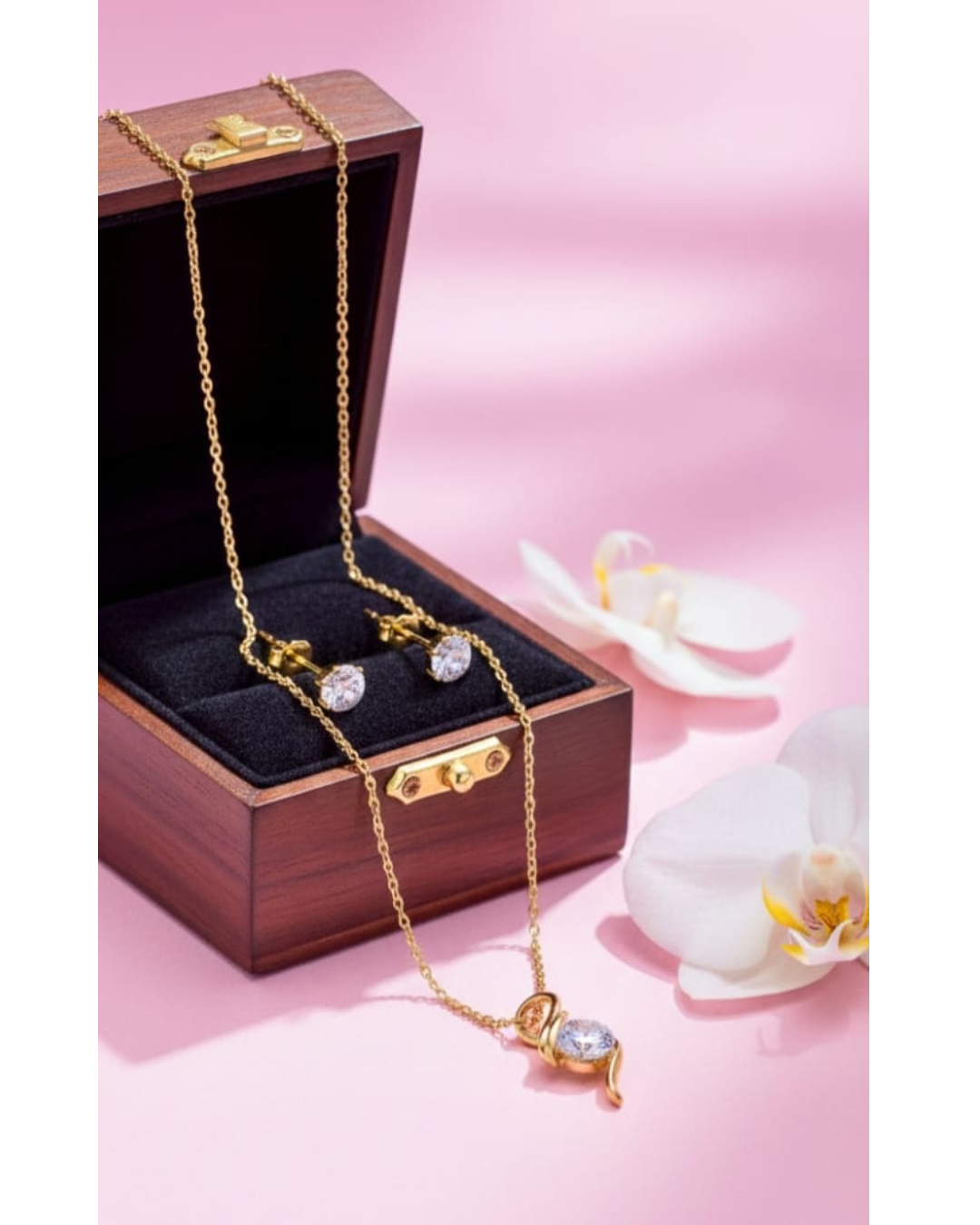 Luxe Solitaire Drop Pendant